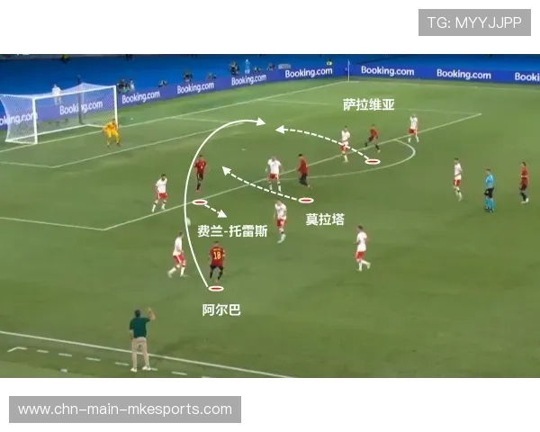 莱万禁区外智能跑动创造射门机会，拜仁完全掌控主动